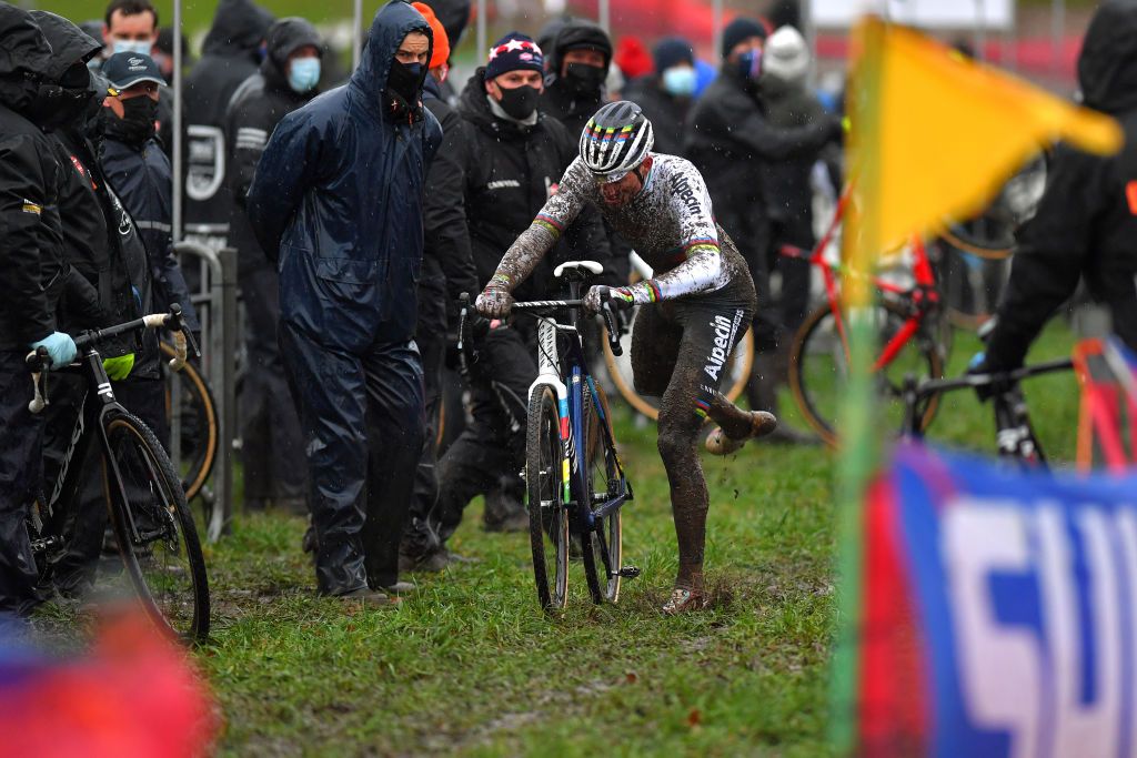 DENDERMONDE BELGIUM DECEMBER 27 Mathieu Van Der Poel of The Netherlands and Team Alpecin Fenix Bike change Soigneur Mud during the 1st Dendermonde World Cup 2020 Men Elite dendermonde CXWorldCup UCICyclocrossWC Cyclocross on December 27 2020 in Dendermonde Belgium Photo by Luc ClaessenGetty Images