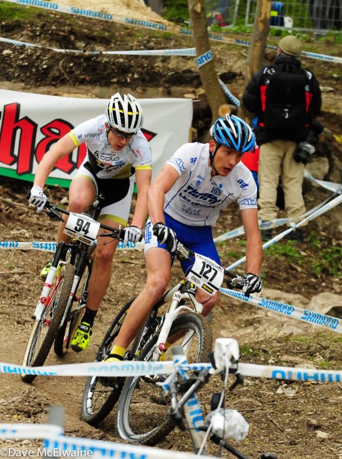 Lucas De Rossi (AIX VTT Thrifty_ riding some downhill switchbacks
