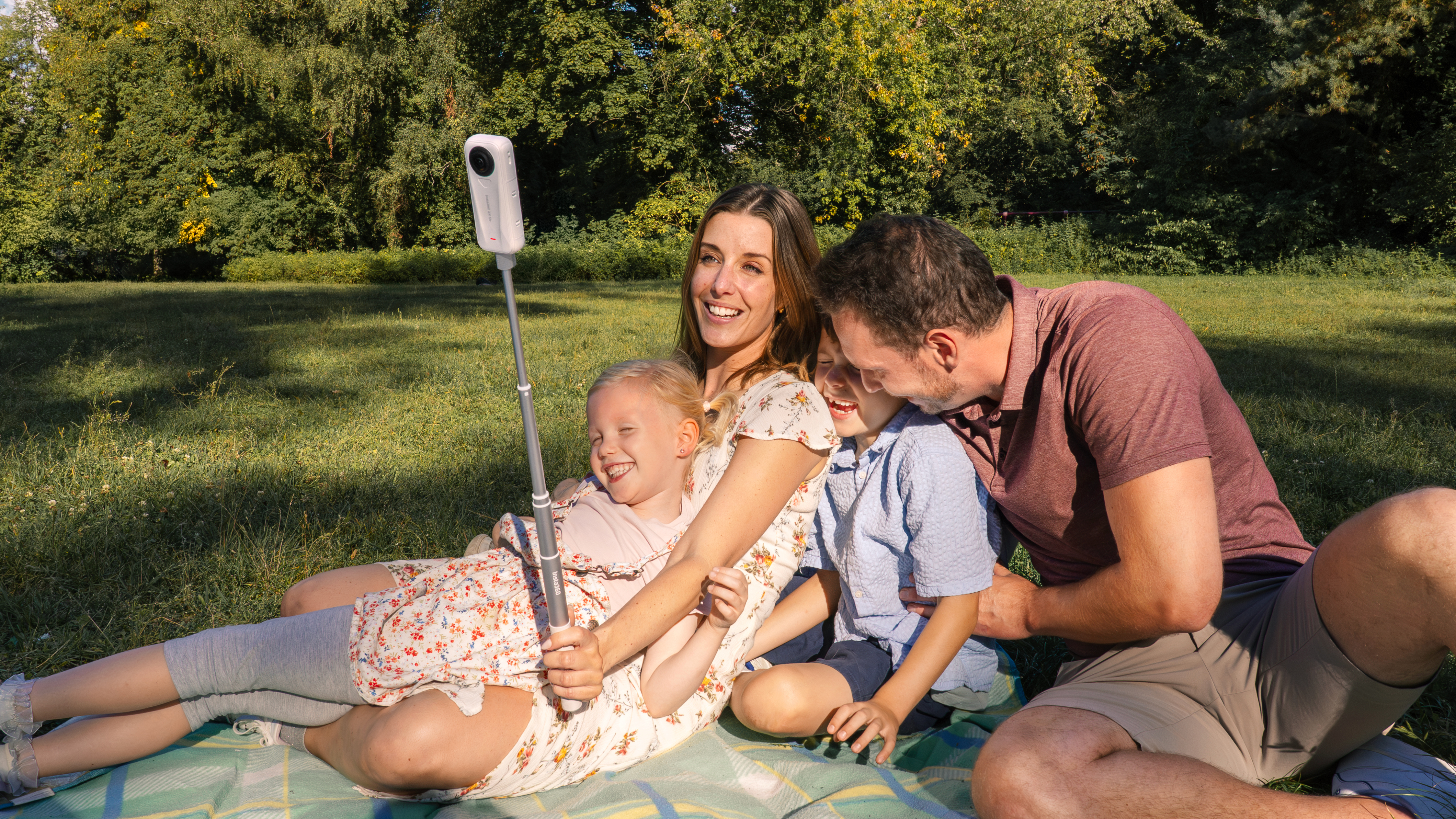Insta360 X4 Air white in family group