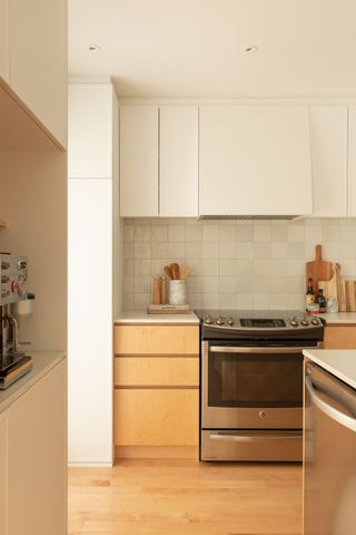 A kitchen with white backsplash tiles