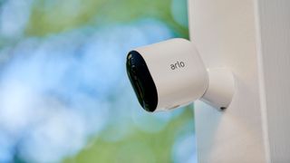 Arlo Pro 4 buiten gemonteerd