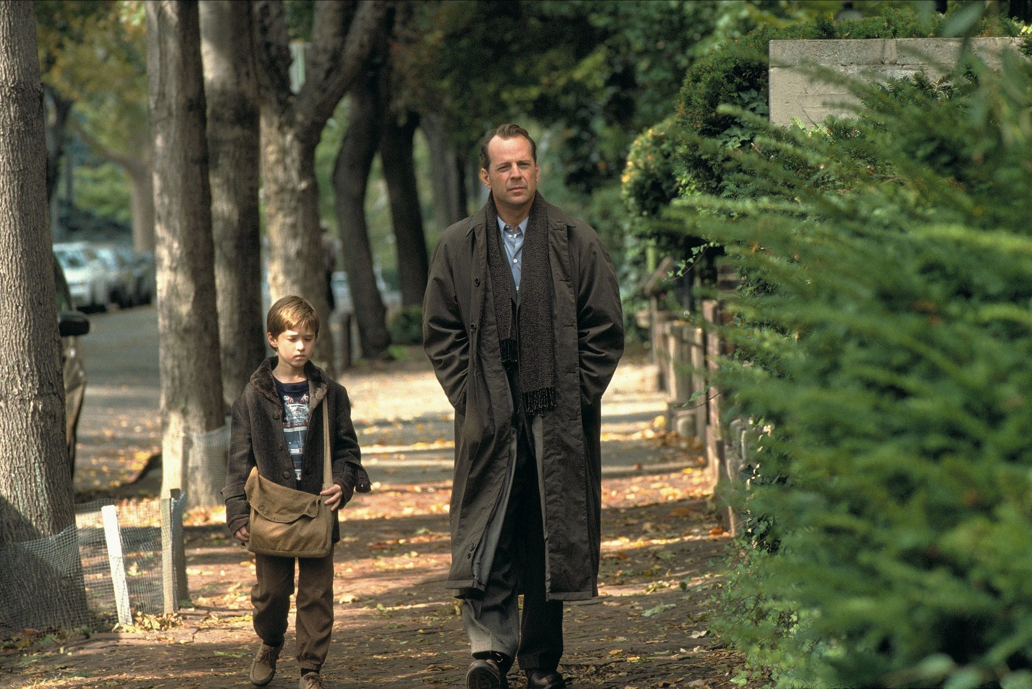 i-rewatched-the-sixth-sense-and-here-is-every-single-time-it-makes-zero-sense-that-bruce-willis-is-a-goddamn-ghost-5-1556648768-d2Rx.jpg