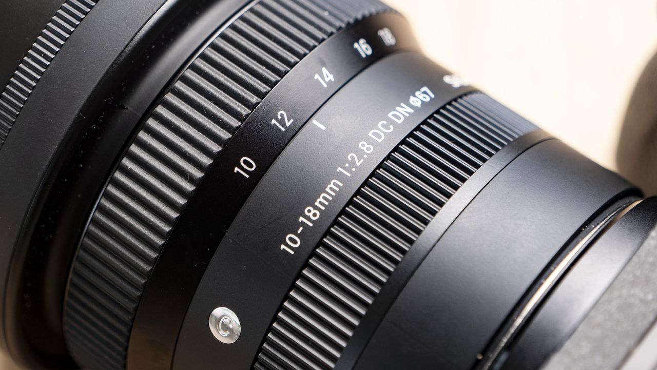 Close up of the focus and zoom rings of the Sigma 10-18mm f/2.8 DC DN lens