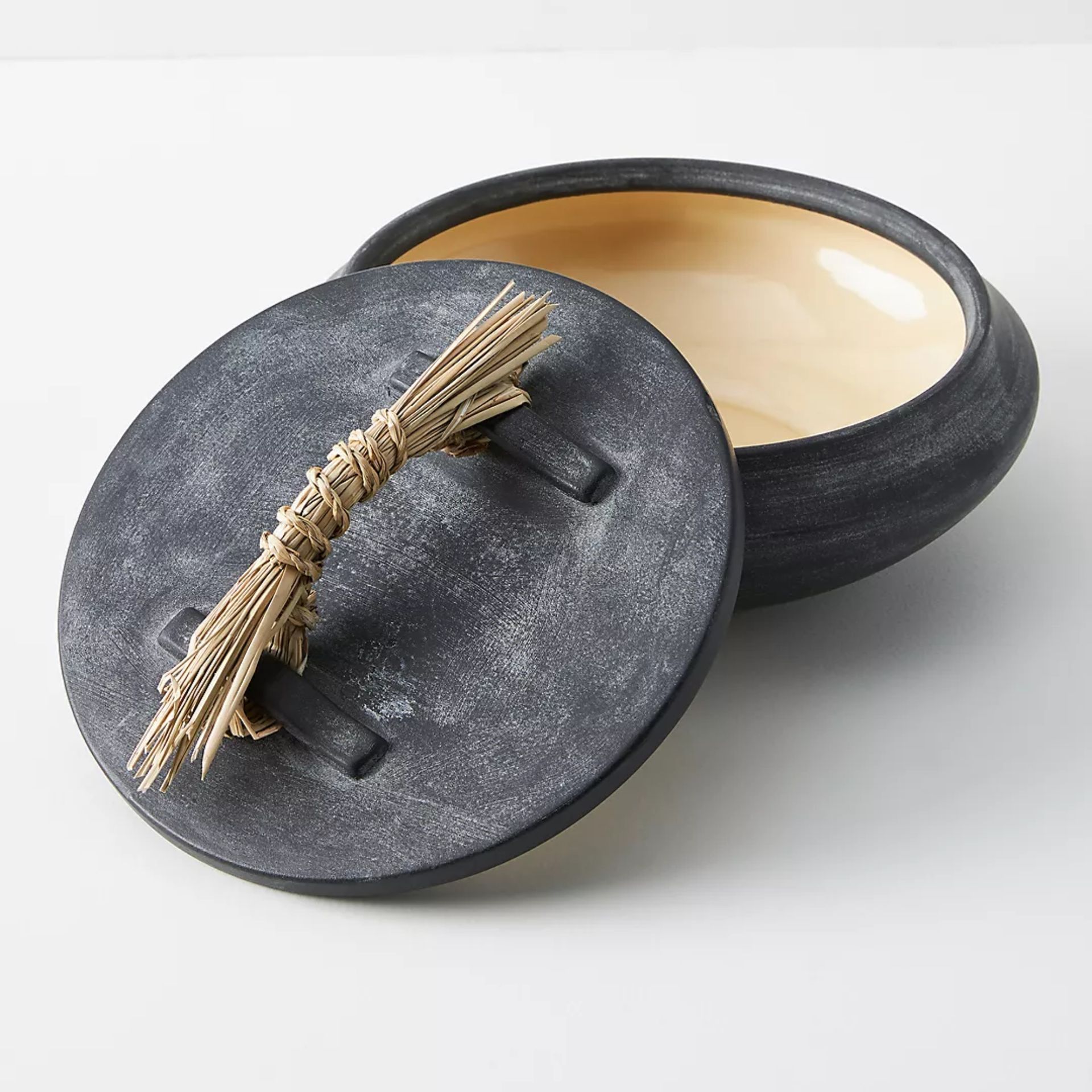 Mangkuk perhiasan tanah liat hitam