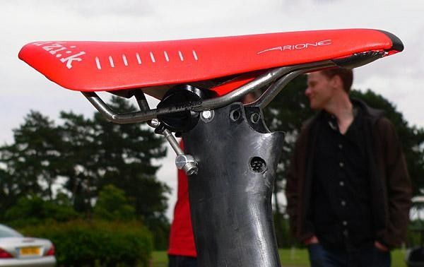 A new aerodynamic carbon fiber post can be set up in two positions.