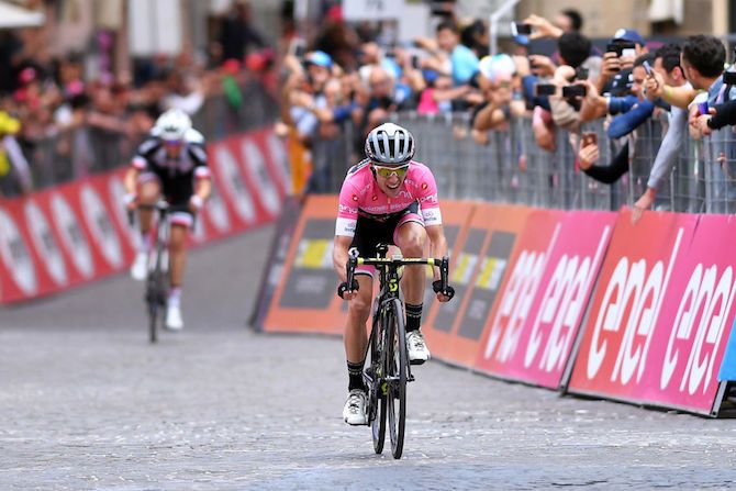 Simon Yates (Mitchelton-Scott) wins stage 9 at Gran Sasso d'Italia, continuing to try to open up a significant gap over initial main rival Tom Dumoulin (Sunweb)