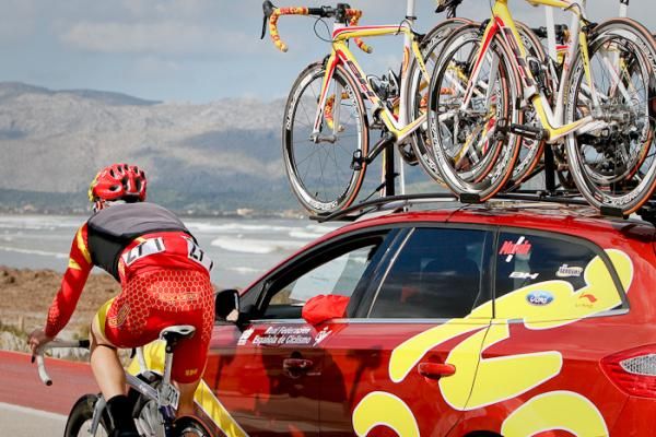 As the race reaches the beach in Puerto de Pollensa, some riders came back to their team cars to get rid of extra clothing and get water.