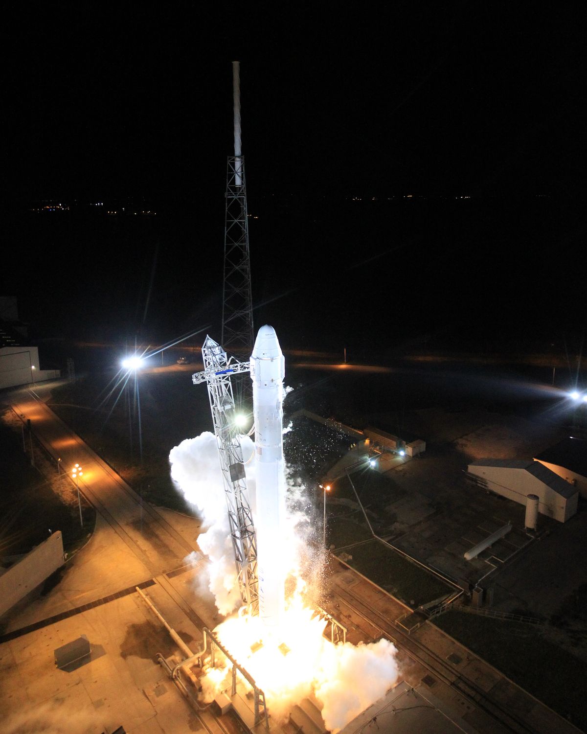 dragon launch spacex looking down2