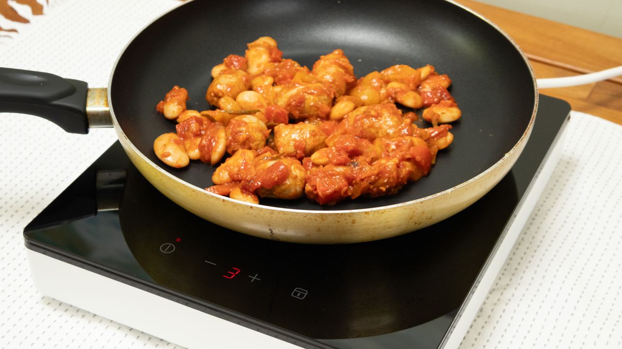 IKEA Tillreda Portable Induction Cooktop cooking beans