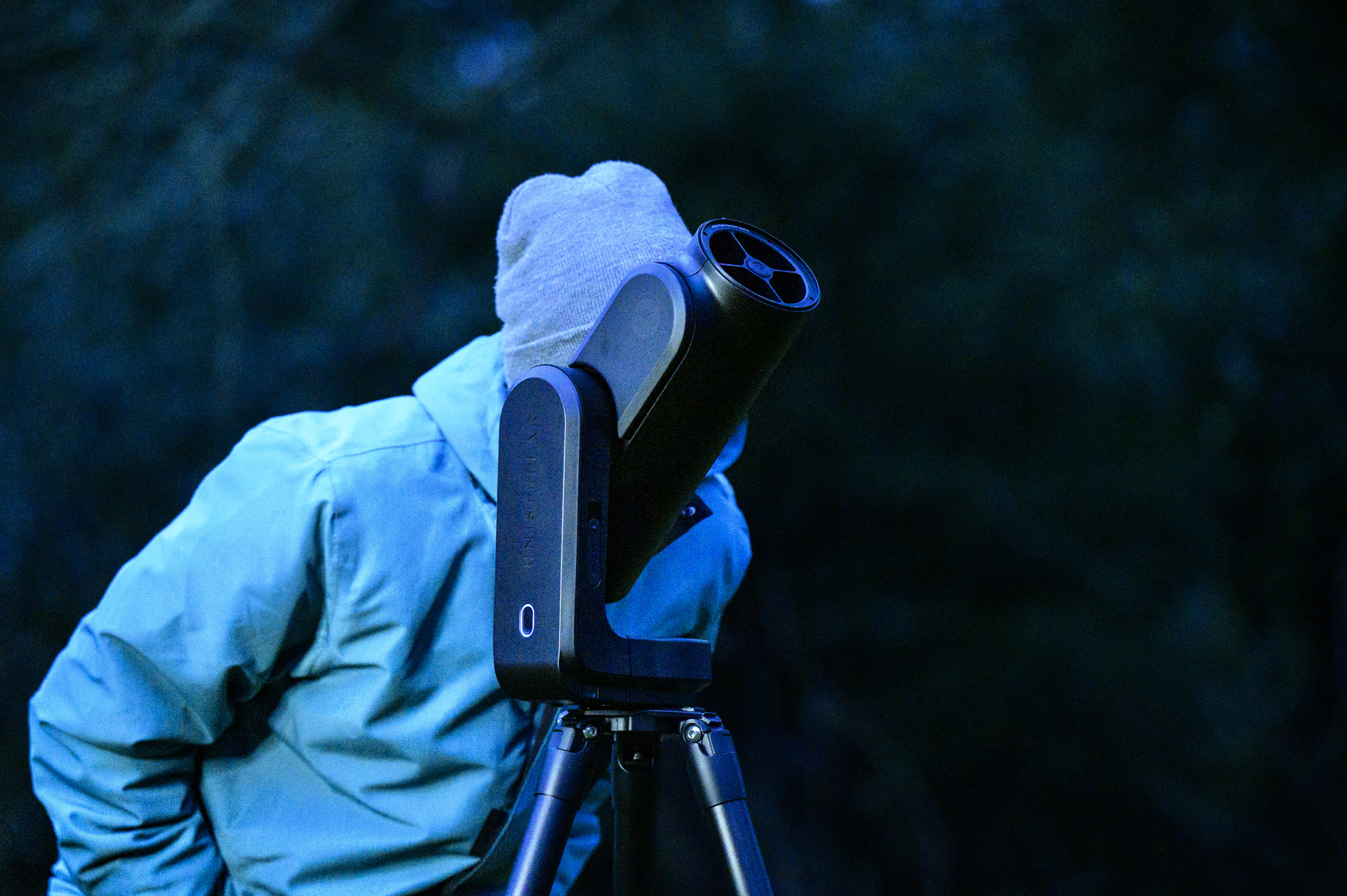 Person looking into the eyepiece of the Unistellar Odyssey Pro
