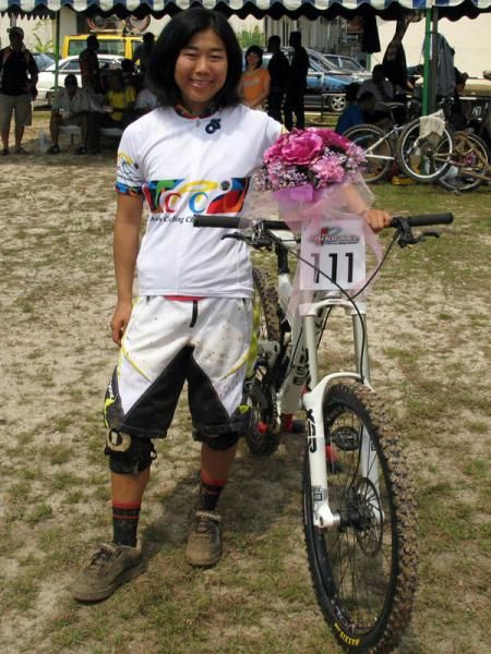 Elite women's dowhill champion Mio Suemasa (Japan).