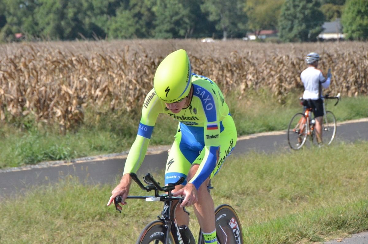 Michael Rogers clips in and starts to ride away from site of the crash