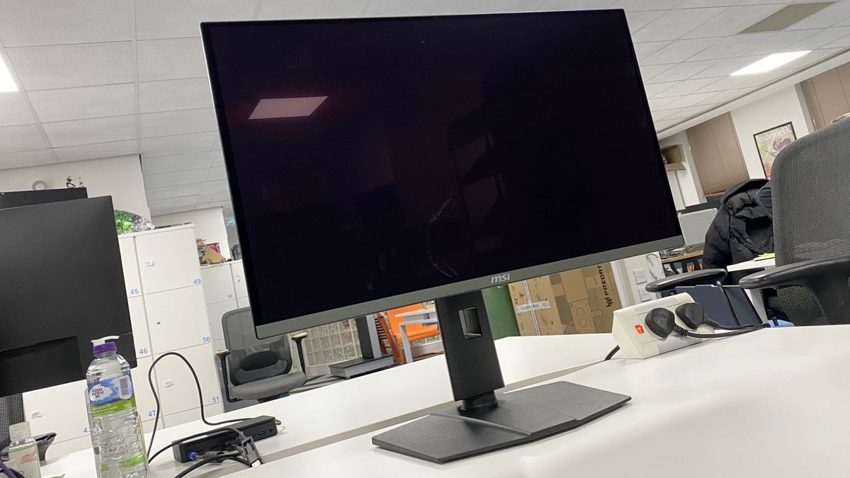 MSI MPG 272URX OLED monitor