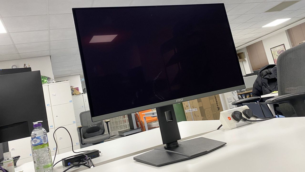 MSI MPG 272URX OLED monitor