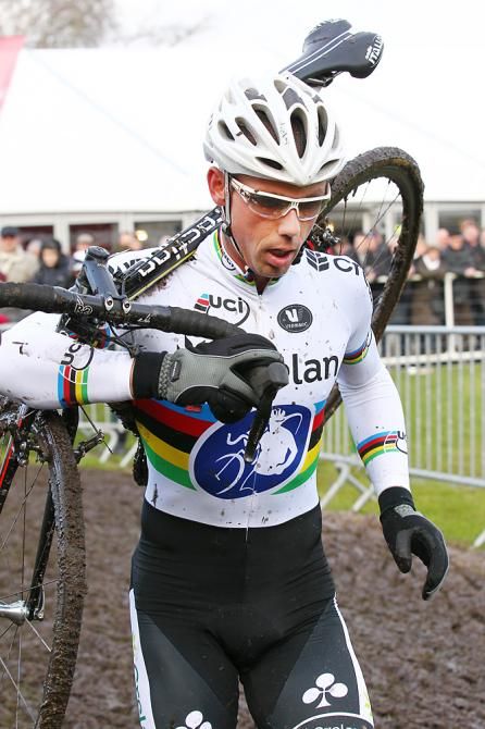 Sven Nys (Crelan) runs in his new world champion's kit