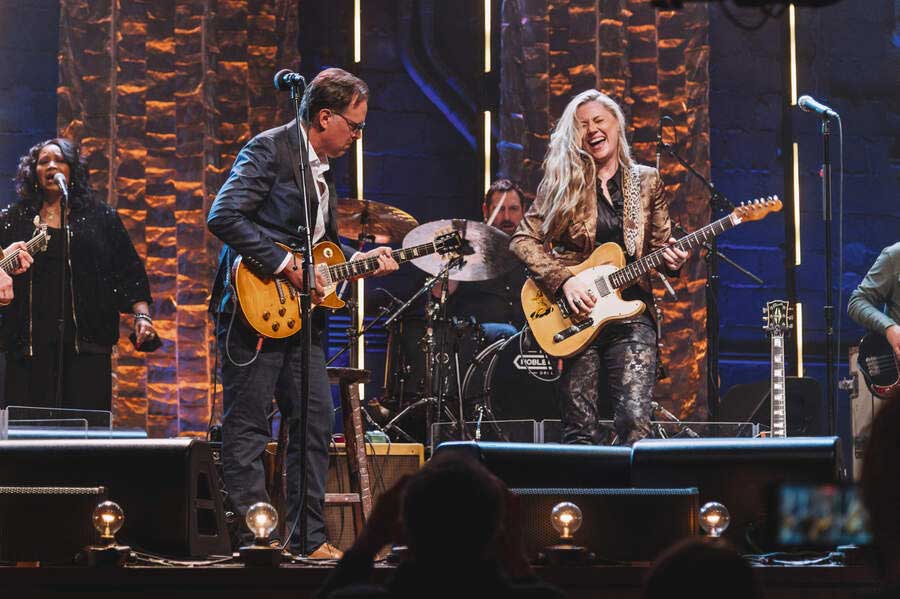 Joe Bonamassa and Joanne Shaw Taylor onstage