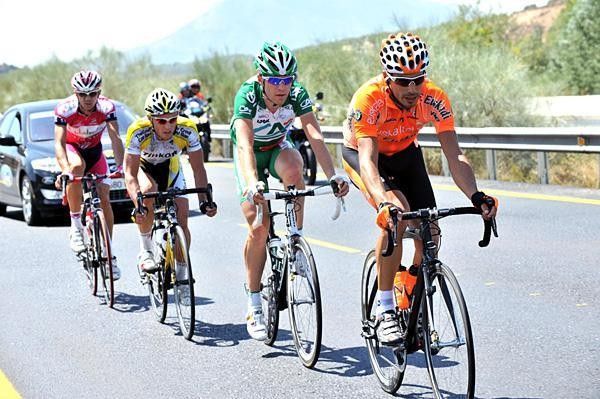 Egoi Mart&iacute;nez (Euskaltel-Euskadi) drives the break