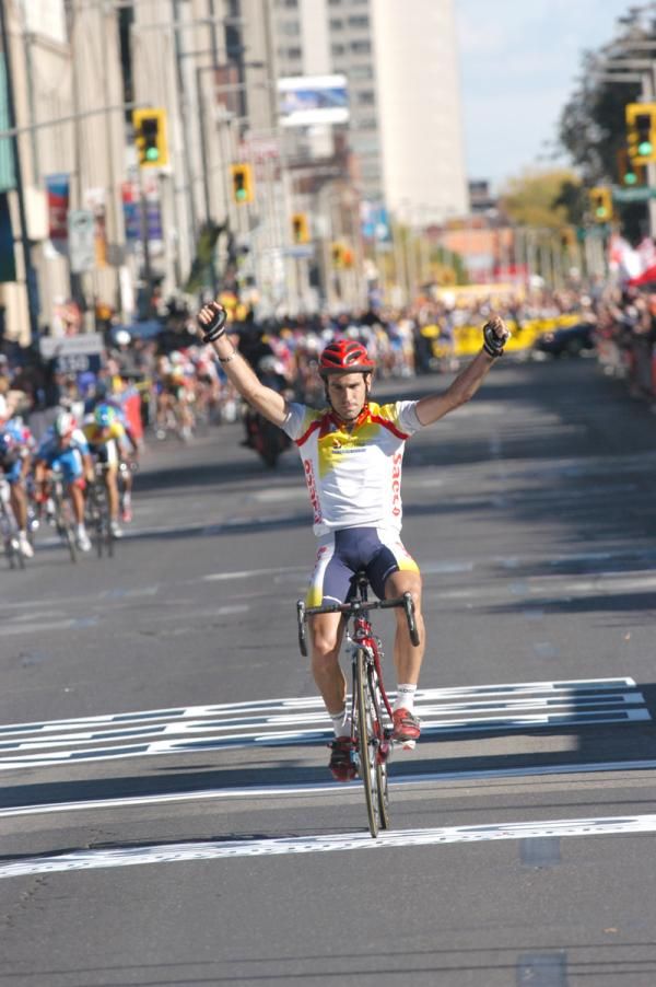 Igor Astarloa leads home a Spanish one-two in Hamilton, 2003. Valverde took silver