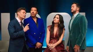 Ryan Seacrest talking to Lionel Richie, Luke Bryan and Katy Perry on American Idol