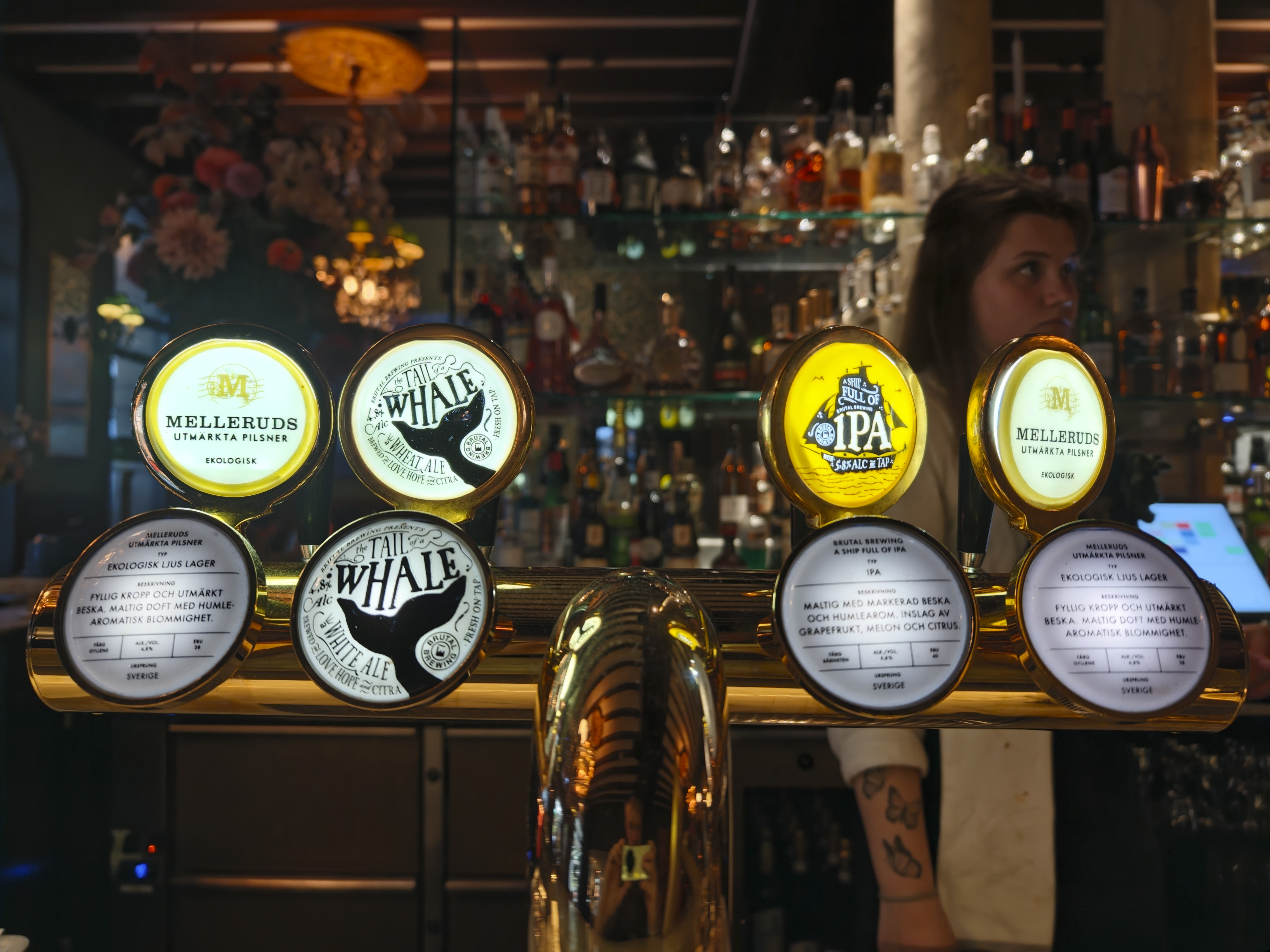 Oppo Find X8 Ultra phone sample image: draft beers at a bar, late