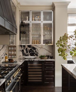 A kitchen with bold marble and neutral walls