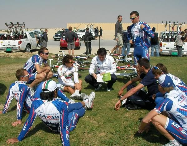 Team Katusha hold its team meeting on the grass.