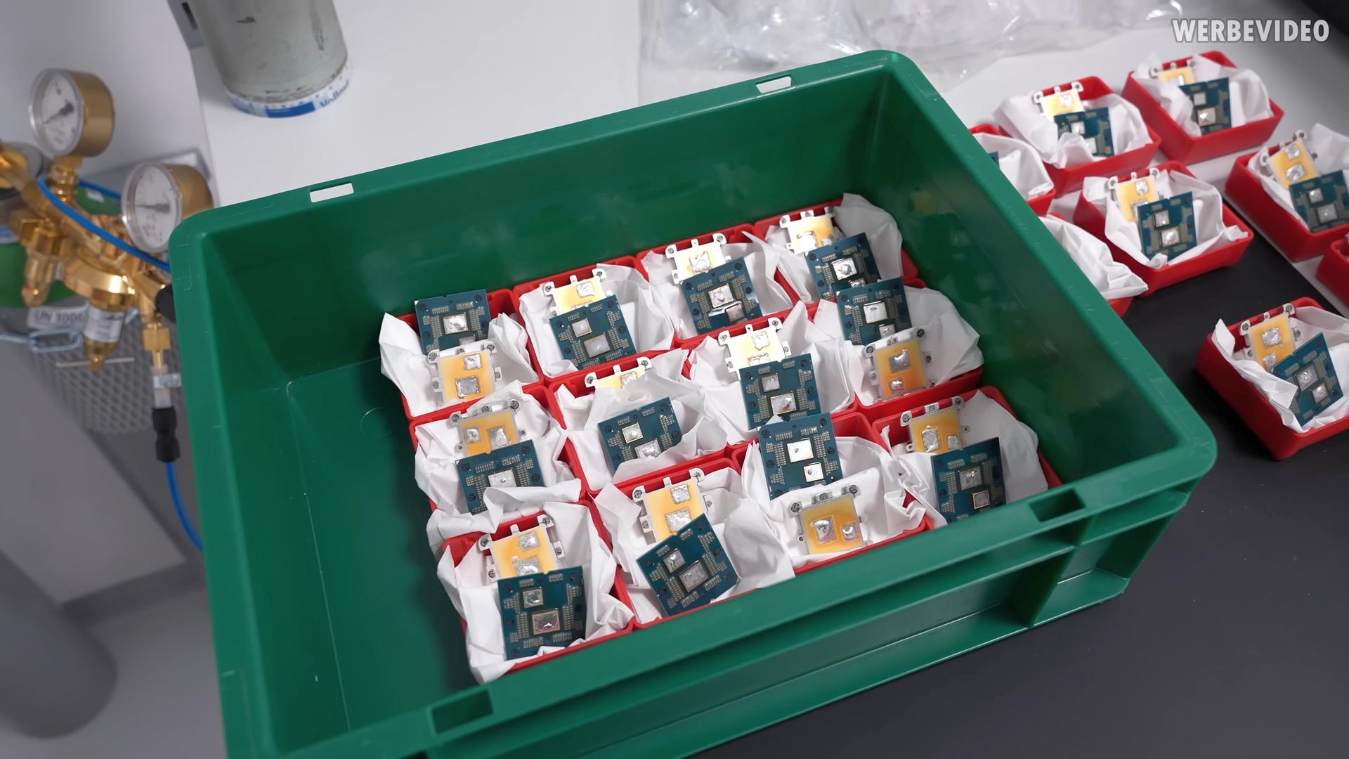 سلة مليئة بوحدات المعالجة المركزية (CPUs) التي تم فصلها حديثًا وجاهزة للتنظيف.