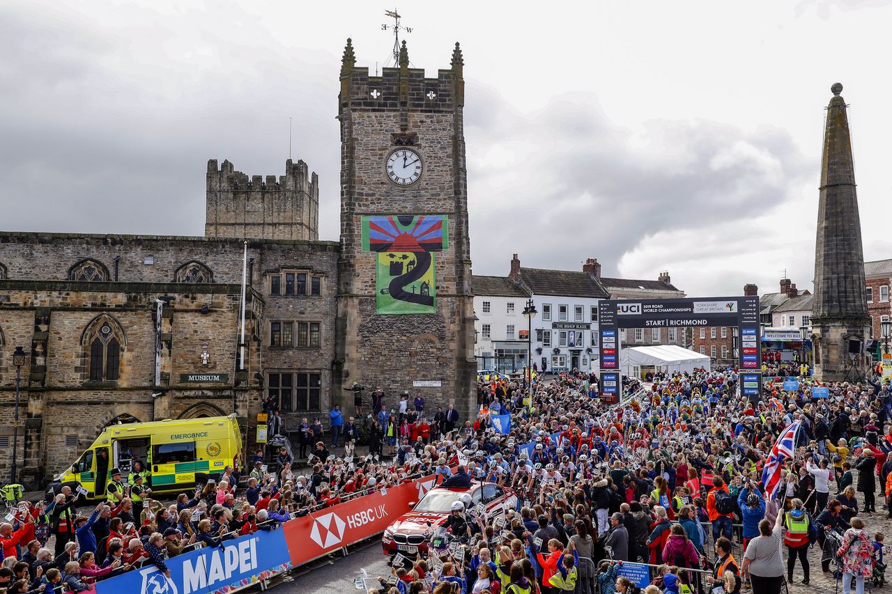 The start of the junior men's race