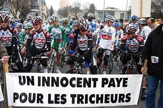 French pro riders support Bouyer at the 2006 Cholet-Pays De Loire: "An innocent man pays for the cheaters"