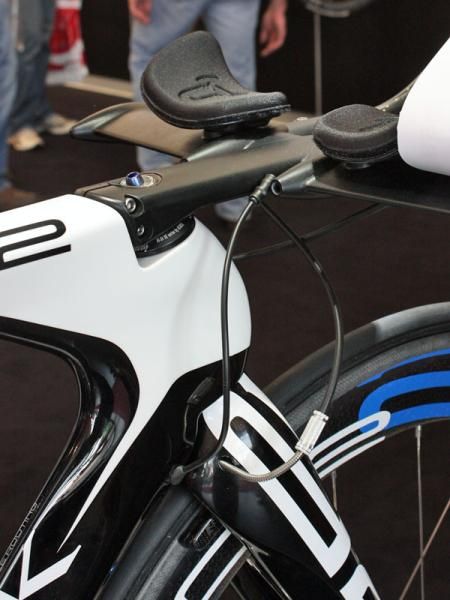 Shifter housing (or a Di2 wire) will ultimately feed into the back of the aero bar.