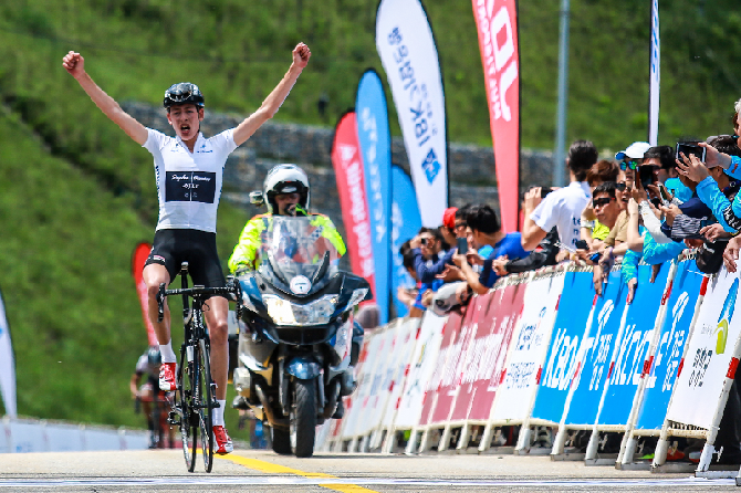 Hugh Carthy (Rapha Condor JTL) wins stage 7 and moves into the overall lead