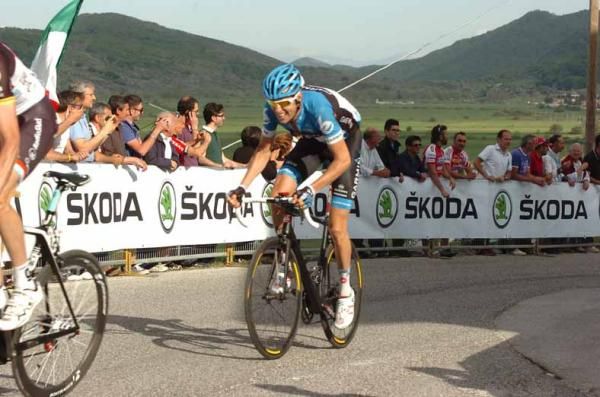 Ryder Hesjedal (Garmin-Barracuda) digs in on the road to Rocca di Cambio.