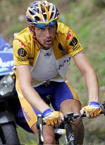 Denis Menchov (Rabobank) attempts to limit his losses, but lost too much by the day's end.