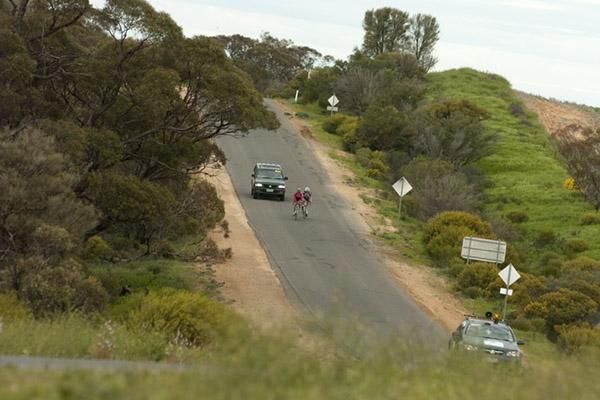 McCauley and Pearson on one of the few downhill sections of stage eleven on the out-and-back course from Ouyen to Patchewollock.
