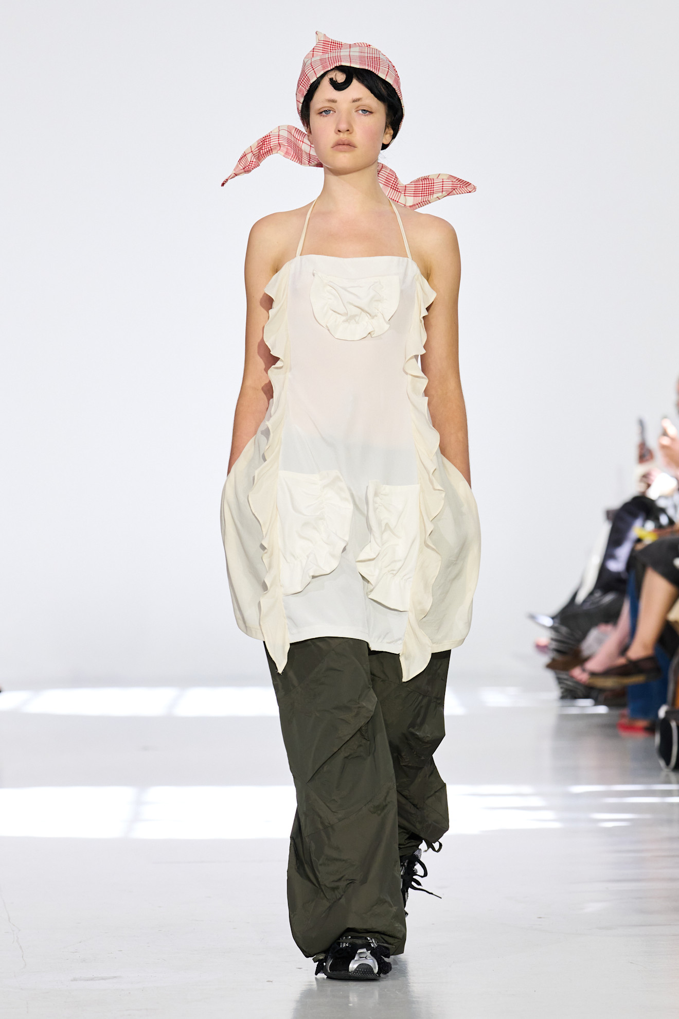 Model wears a turban on the spring and summer track in Rave Review