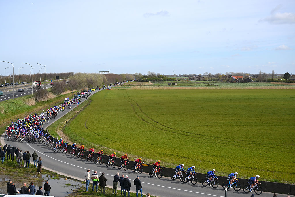 In Flanders Fields Men LIVE: Mathieu van der Poel and Wout van Aert facing off in the cobblestones of Flanders