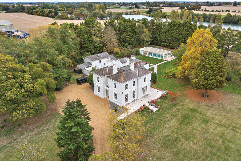 Property for sale with a swimming pool: Reddings, Asheldham, Southminster, Chelmsford, Essex.