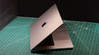 MacBook Pro 16 Zoll (2023) halb geöffnet