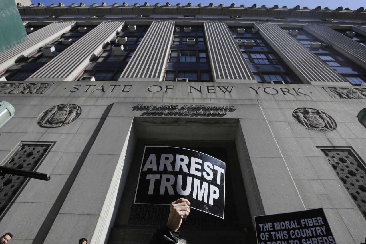 Sign outside Manhattan courthouse 