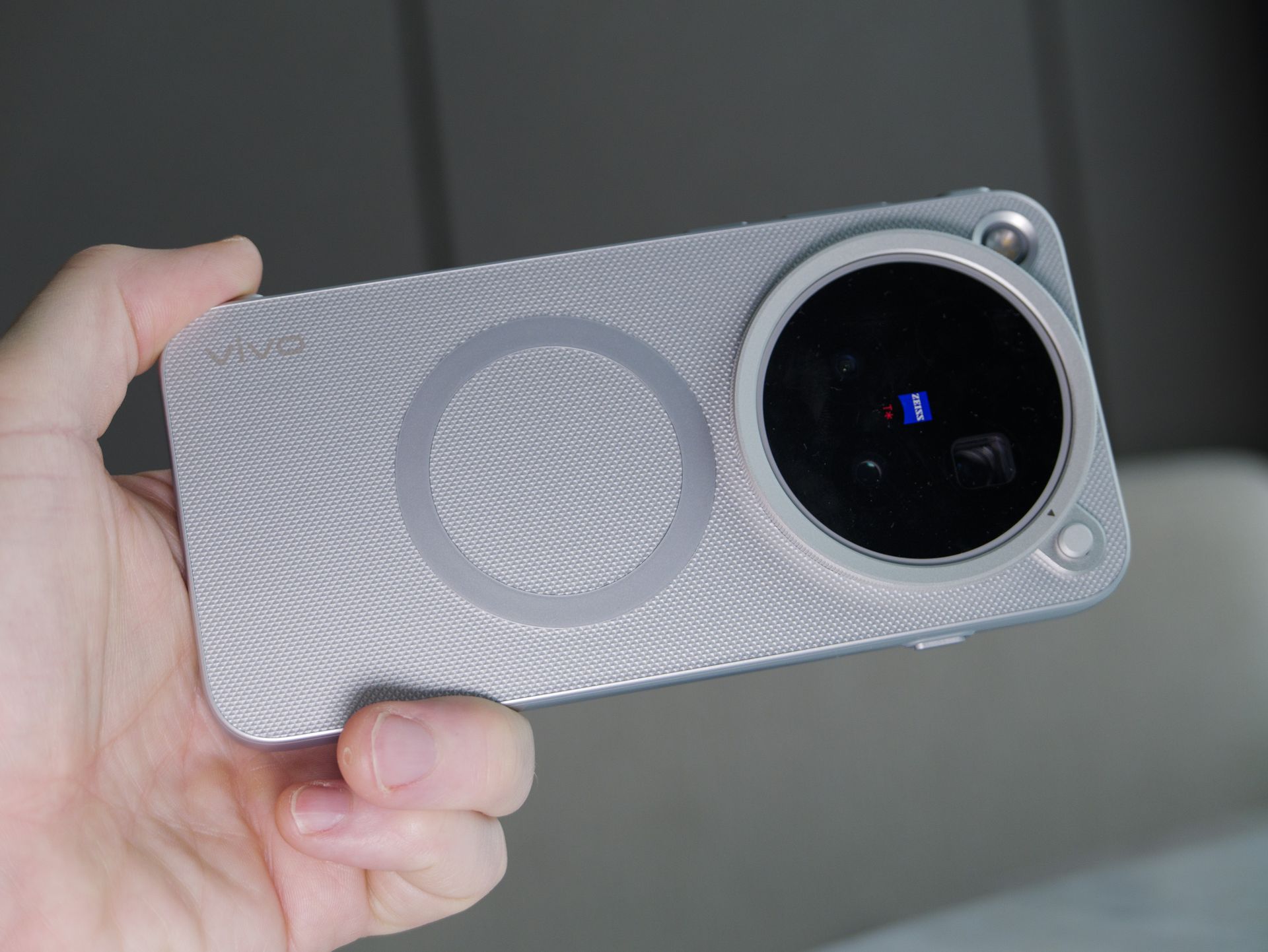 El teléfono Vivo X500 Pro Max en la mano del usuario, dentro de su estuche dedicado para accesorios magnéticos