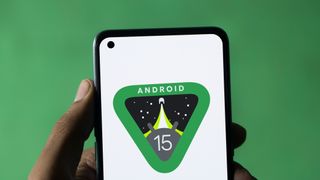 Logo Android 15 sur fond vert