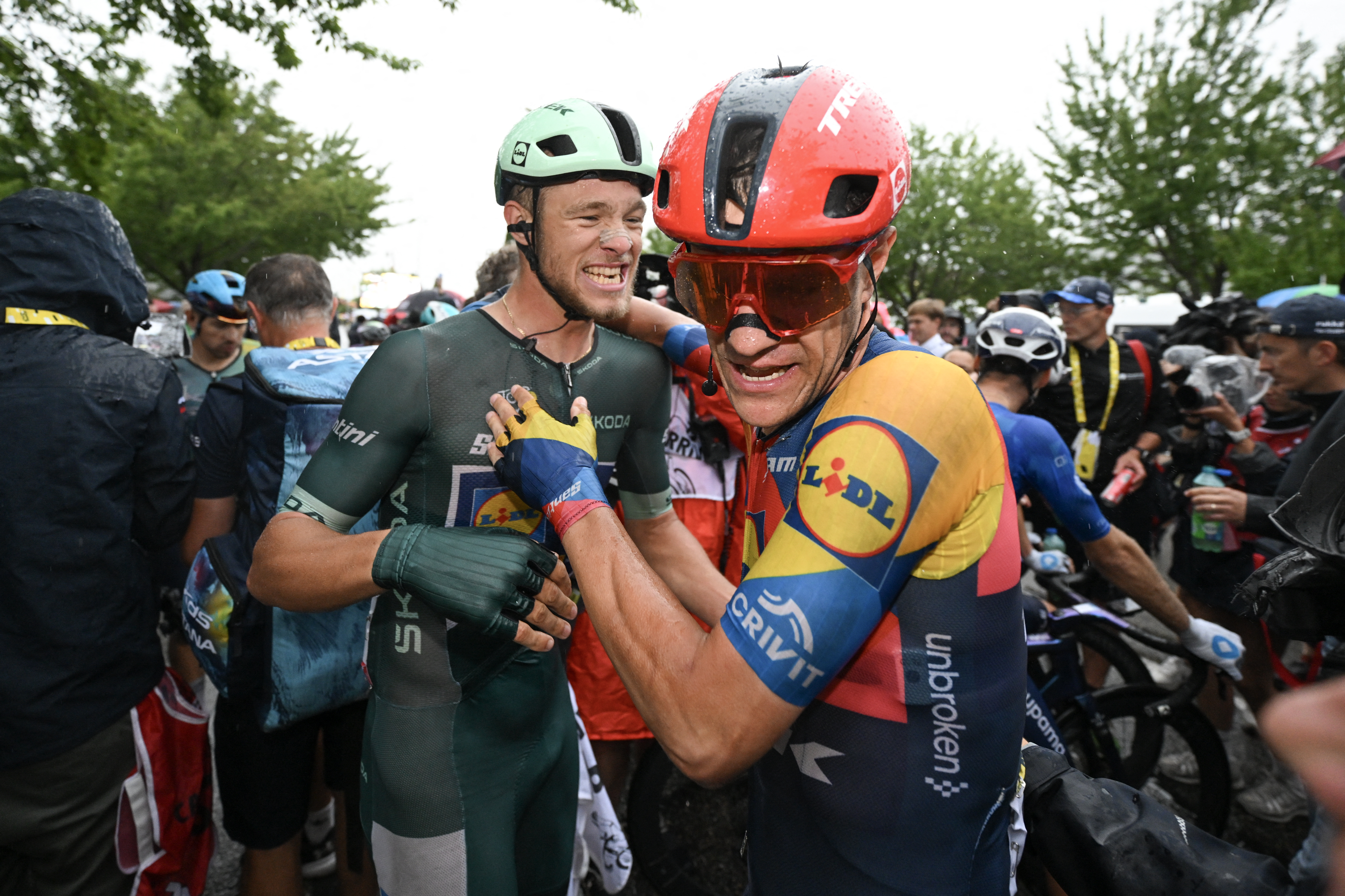 Lidl - Trek team's Italian rider Jonathan Milan wearing the best sprinter's green jersey celebrates after winning the 17th stage of the 112th edition of the Tour de France cycling race, 160.4 km between Bollene and Valence, southern France, on July 23, 2025. (Photo by Dario BELINGHERI / POOL / AFP) (Photo by DARIO BELINGHERI/POOL/AFP via Getty Images)