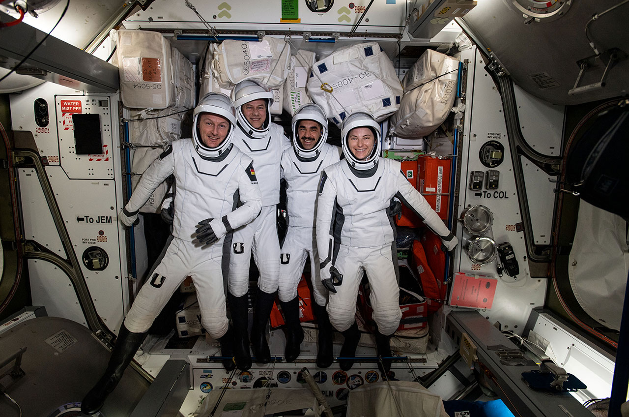 Los astronautas de Crew-3 Matthias Maurer, Tom Marshburn, Raja Chari y Kayla Barron se ven con sus trajes SpaceX antes de abandonar la Estación Espacial Internacional.