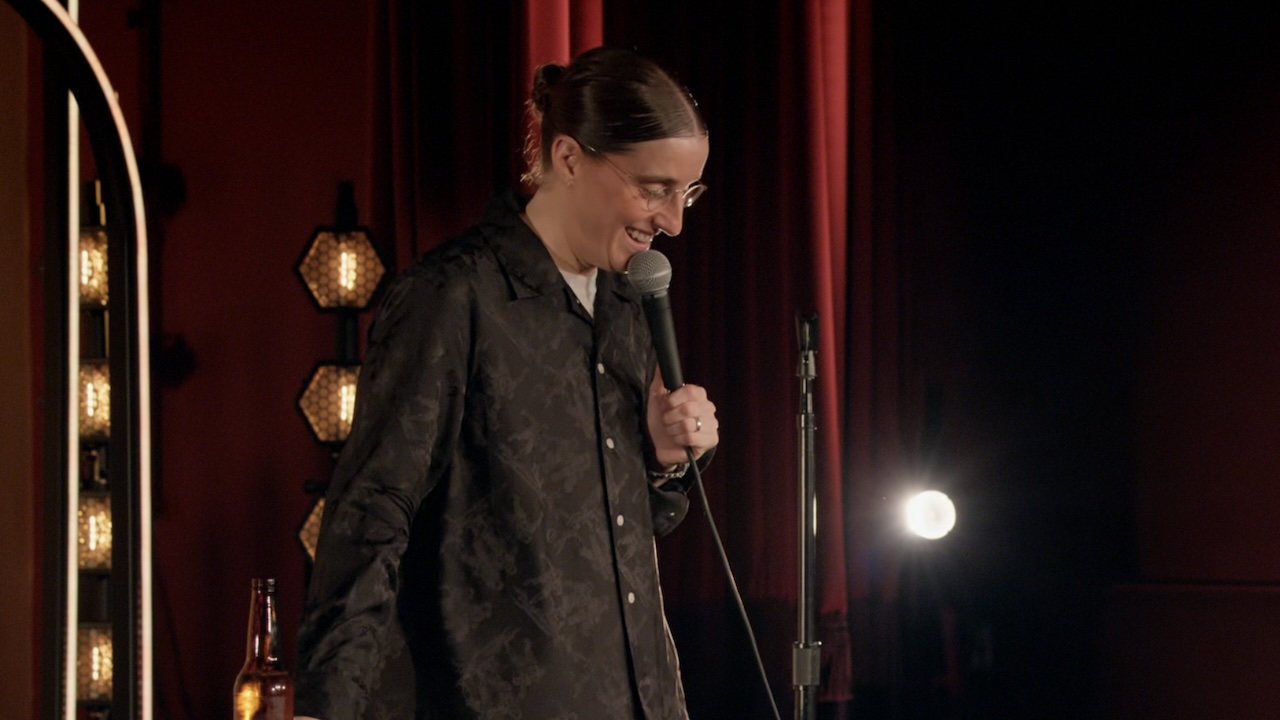 Robby Hoffman on stage in Netflix stand-up special Robby Hoffman: Wake Up