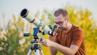Telescopes on Amazon: Image shows amateur astronomer pointing telescope at sky