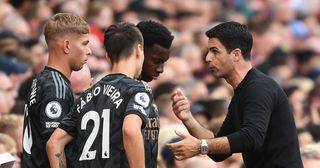 Arsenal manager Mikel Arteta talks to substitutes (L) Emile Smith Rowe, (2ndL) Fabio Vieira and (3rdL) Eddie Nketiah during the Premier League match between Manchester United and Arsenal FC at Old Trafford on September 04, 2022 in Manchester, England.