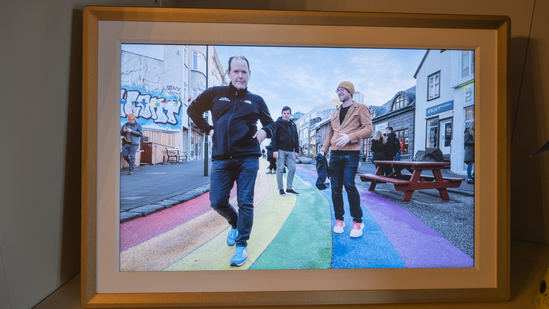 Arzopa D14 photo frame showing men on a colorful street