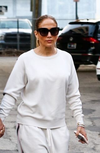Jennifer lopez wearing sunglasses