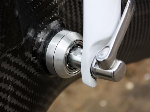 Wiggins clearly places a very high importance on reducing friction with both the bottom bracket and derailleur pulleys rotating on ceramic bearings and the front hub running without any seals whatsoever.