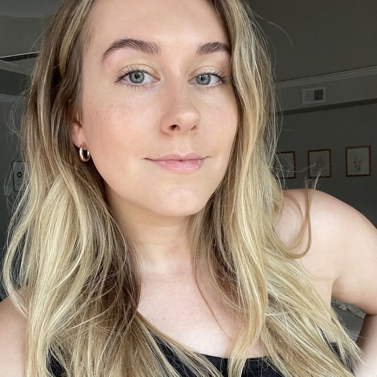 Kaitlyn McLintock testing the best eye shadows for blue eyes